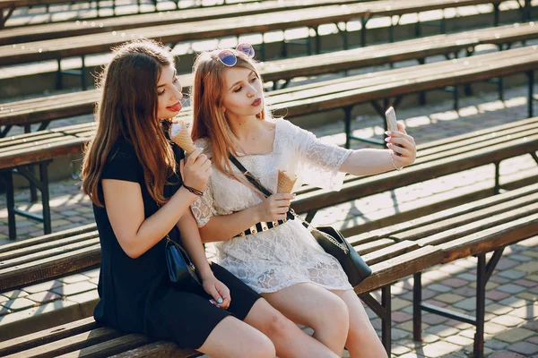 Girls with ice cream — Stock Photo, Image