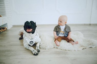 Köpekli çocuk.