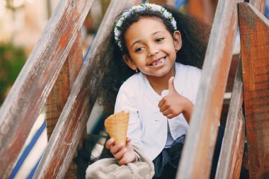 Küçük güzel siyah koyu tenli kız dondurma yeme sonbahar Park