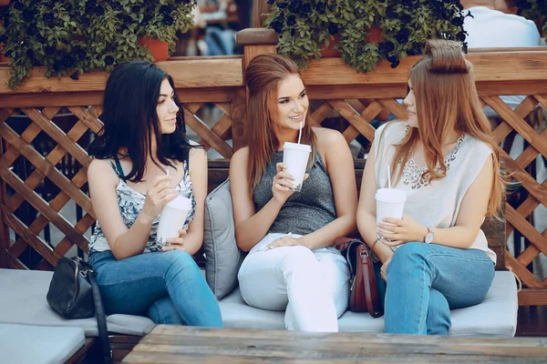 Mädchen mit Kaffee — Stockfoto