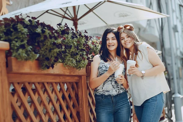 Ragazze con caffè — Foto Stock