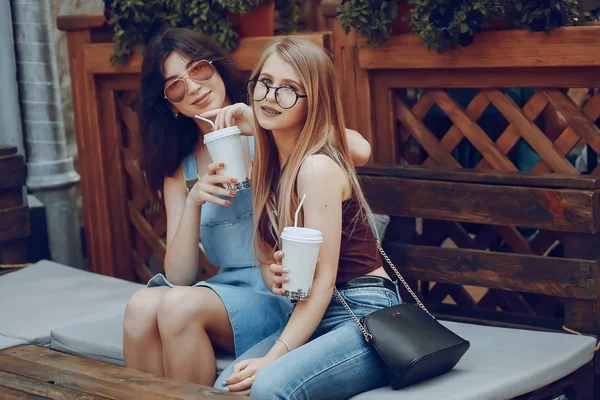 Dziewczyny z coffe — Zdjęcie stockowe
