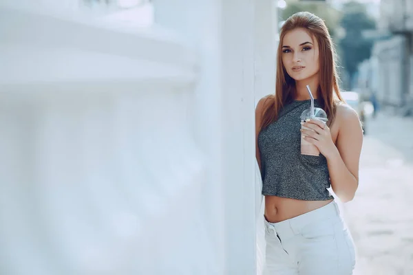 Chica con café — Foto de Stock