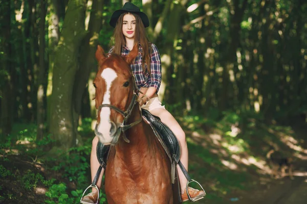 Meisje met paard — Stockfoto