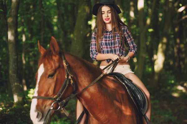 Flicka med häst — Stockfoto