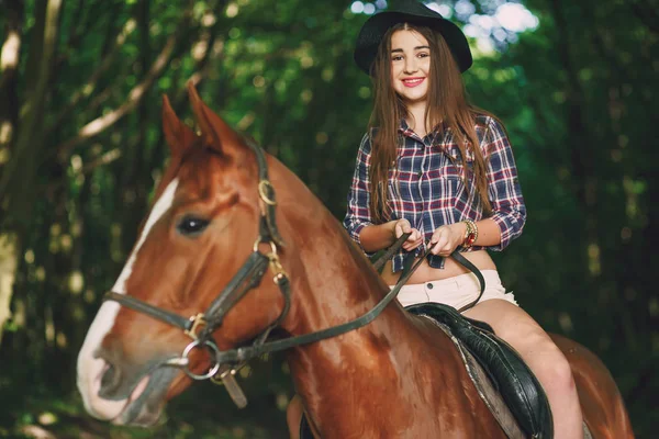 美丽的长发女孩 在一片绿森林与一匹漂亮的马 — 图库照片