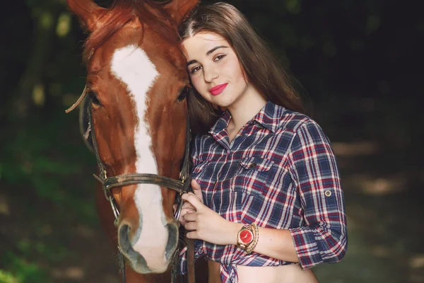 Ragazza con cavallo — Foto Stock