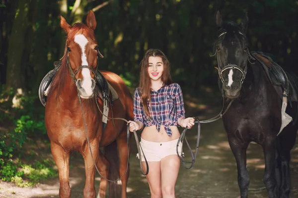 Hermosa Chica Pelo Largo Bosque Verde Con Hermoso Caballo — Foto de Stock