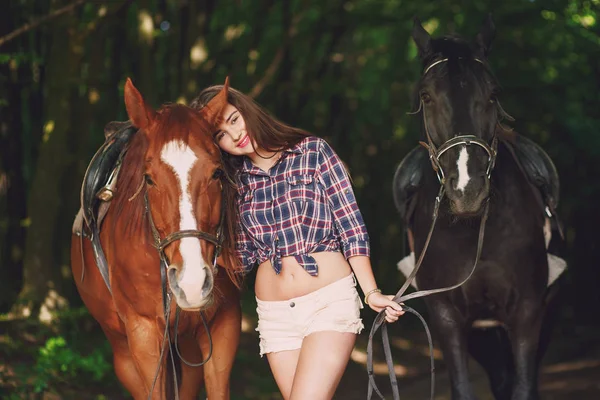 Ragazza con cavallo — Foto Stock