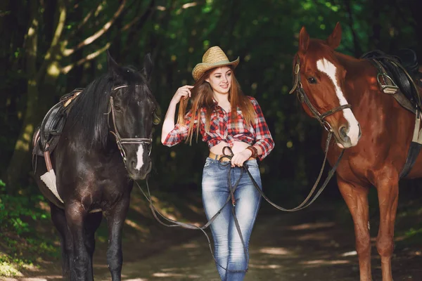 Chica con caballo — Foto de Stock