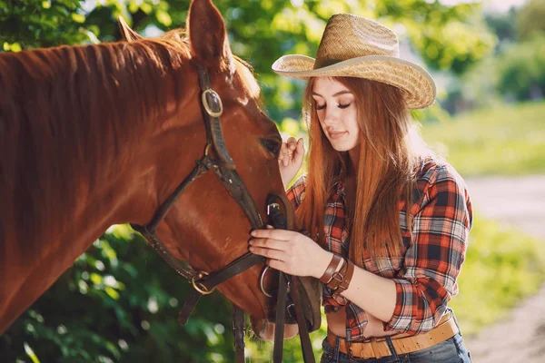 Dziewczyna z konia — Zdjęcie stockowe