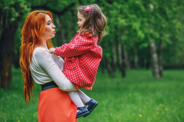 Güzel Genç Kızıl Saçlı Anne Yeşil Park Yürüyordunuz Küçük Kızı — Stok fotoğraf