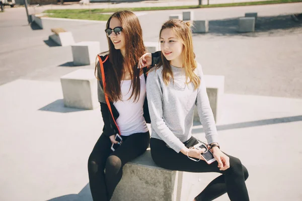 Chicas deportivas en el parque —  Fotos de Stock