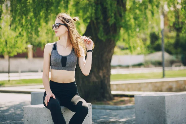 Ragazza sportiva nel parco — Foto Stock