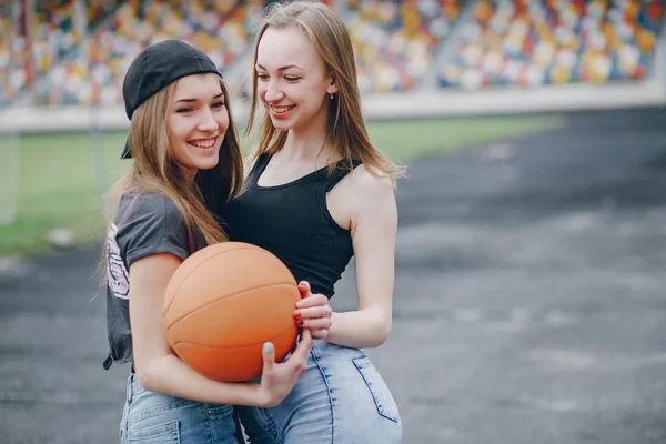 Meninas com uma bola — Fotografia de Stock