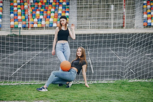 Bir top ile kız — Stok fotoğraf