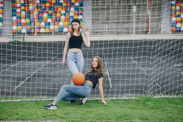 Ragazze con una palla — Foto Stock