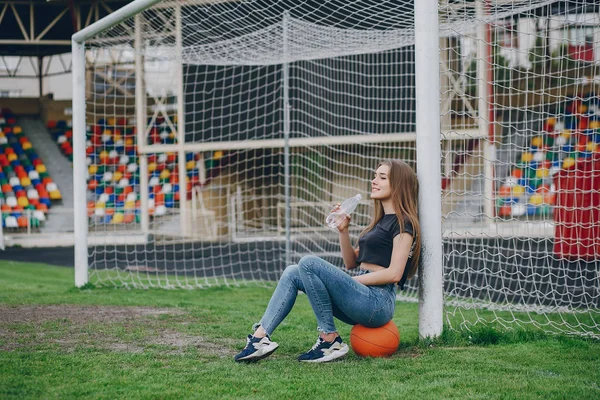 Dziewczyna z piłką — Zdjęcie stockowe