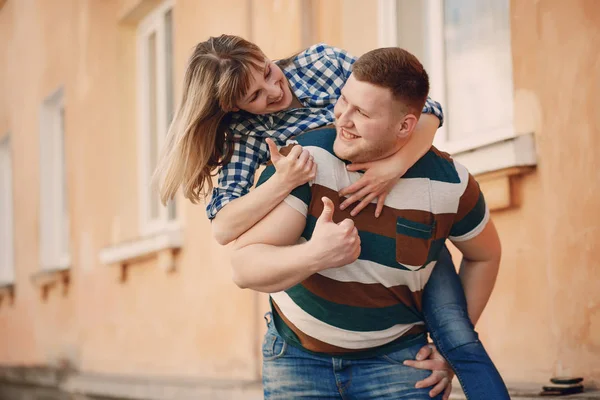 Pareja en la ciudad —  Fotos de Stock