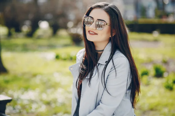 Chica en la ciudad — Foto de Stock