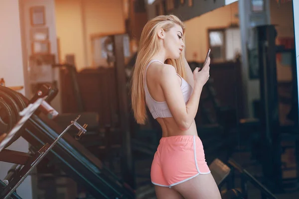 Flicka i ett gym — Stockfoto