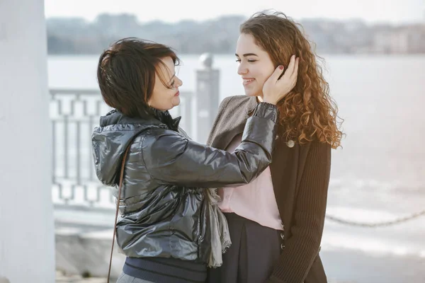 Madre e hija —  Fotos de Stock