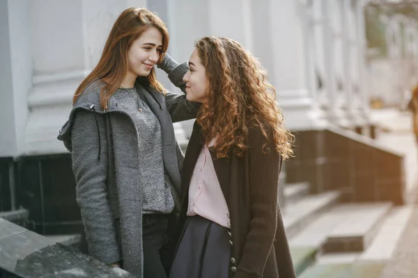 Girls in city — Stock Photo, Image