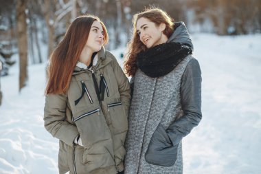 Kızlar bir yürüyüş