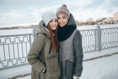 İki kız bir yürüyüş