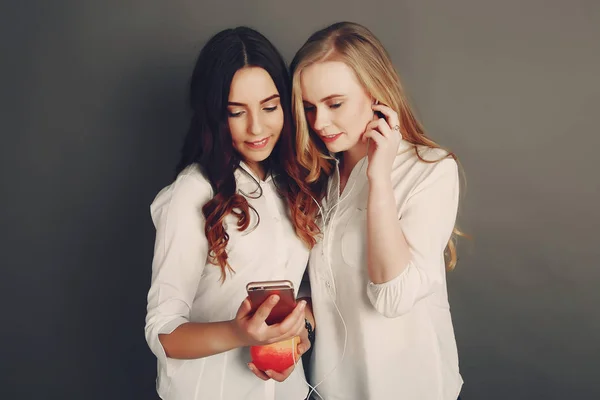 Flickor med frukt — Stockfoto