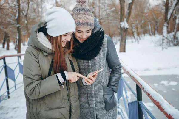 Dvě dívky outdor — Stock fotografie