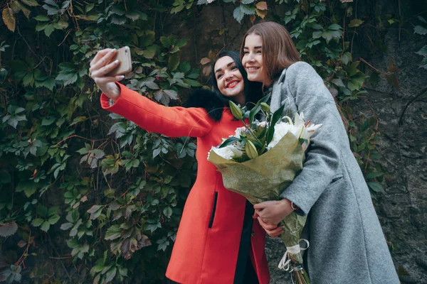 Mädchen mit Blumen — Stockfoto