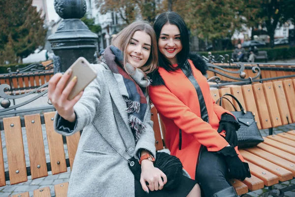 Duas meninas em um banco — Fotografia de Stock