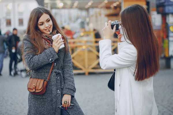 Kız Çanta Kamera Ile Şehir Etrafında Yürüyüş — Stok fotoğraf