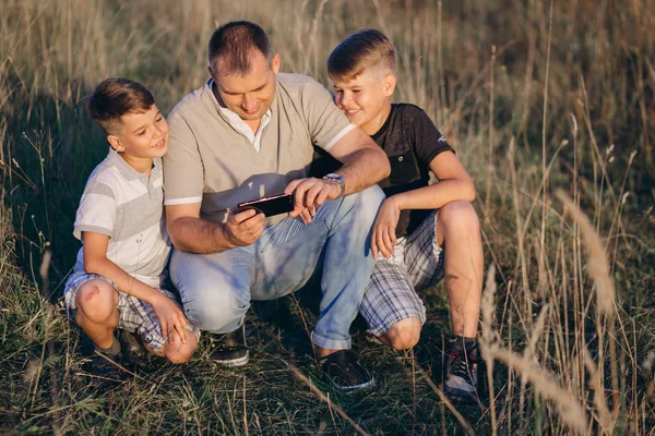 Far med två söner — Stockfoto