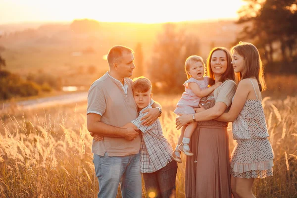 Familj i ett fält — Stockfoto