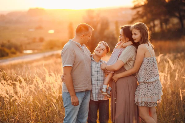 Familia en un campo —  Fotos de Stock