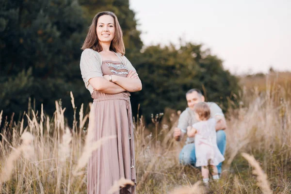 Familia en un campo —  Fotos de Stock