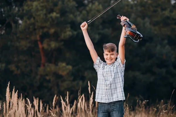 Pojke med violion — Stockfoto