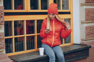 bir kap içinde güzel bir kız