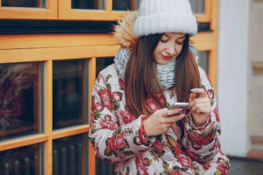 bir kap içinde güzel bir kız