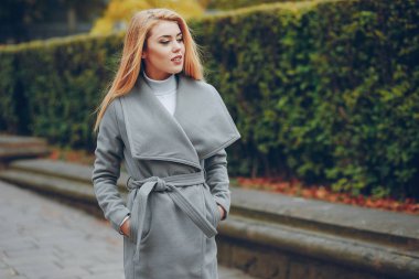 Paltolu güzel sarışın