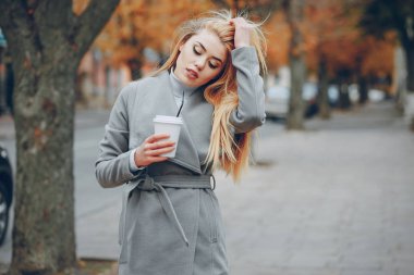 Paltolu güzel sarışın