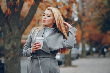 Paltolu güzel sarışın