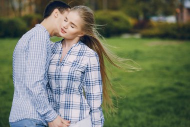 Güzel genç kız erkek arkadaşı ile onun yaz şehirde