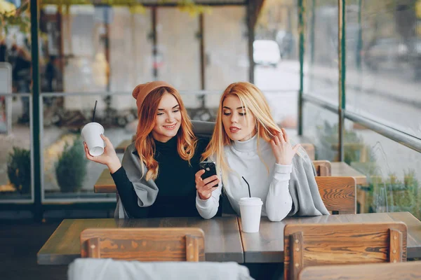 Две девушки в кафе — стоковое фото