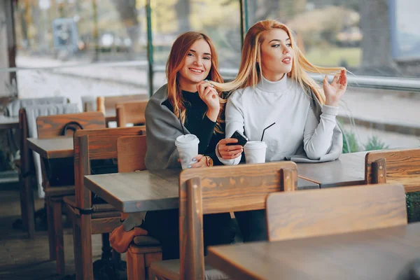 Dvě holky v kavárně — Stock fotografie