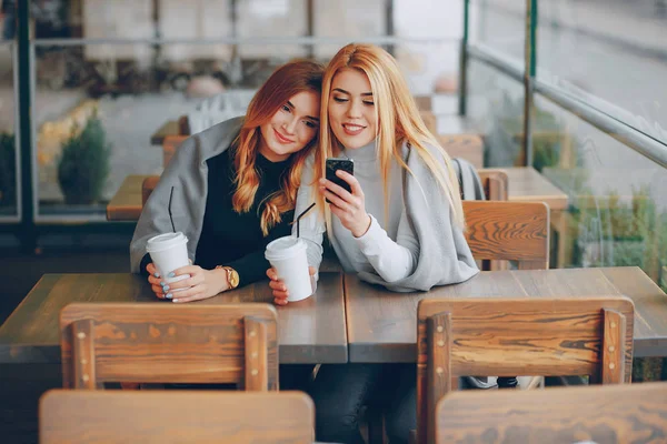 Δύο κορίτσια στο καφέ. — Φωτογραφία Αρχείου