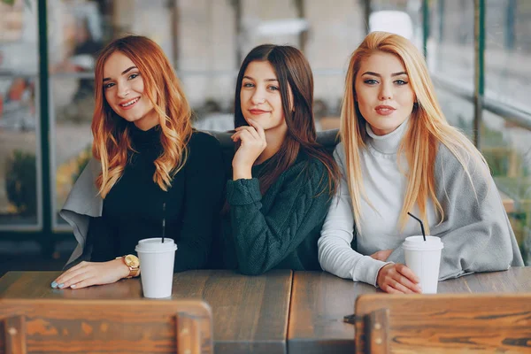 カフェで 3 人の女の子 — ストック写真