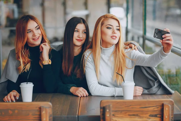 Tre ragazze nel caffè — Foto Stock